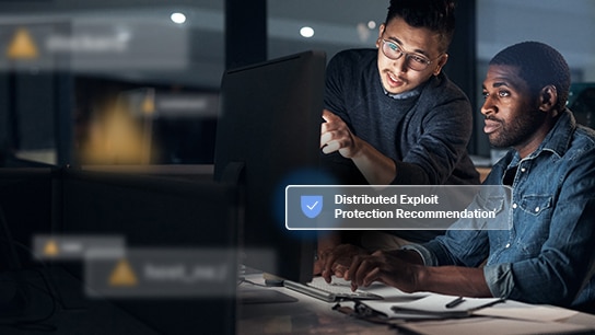 dois homens olhando para um monitor juntos com o texto Distribuição de Recomendação de Proteção contra Exploração sobre a imagem